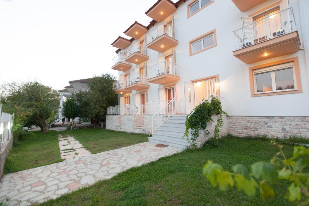 Elatos Apartments Kleitoria Bagian luar foto